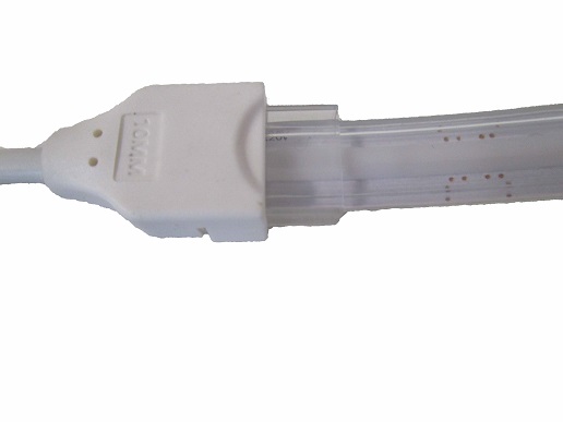 Le connecteur du ruban LED COB RGB 220V est branché au contrôleur