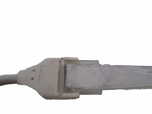 clips du ruban LED dans le connecteur